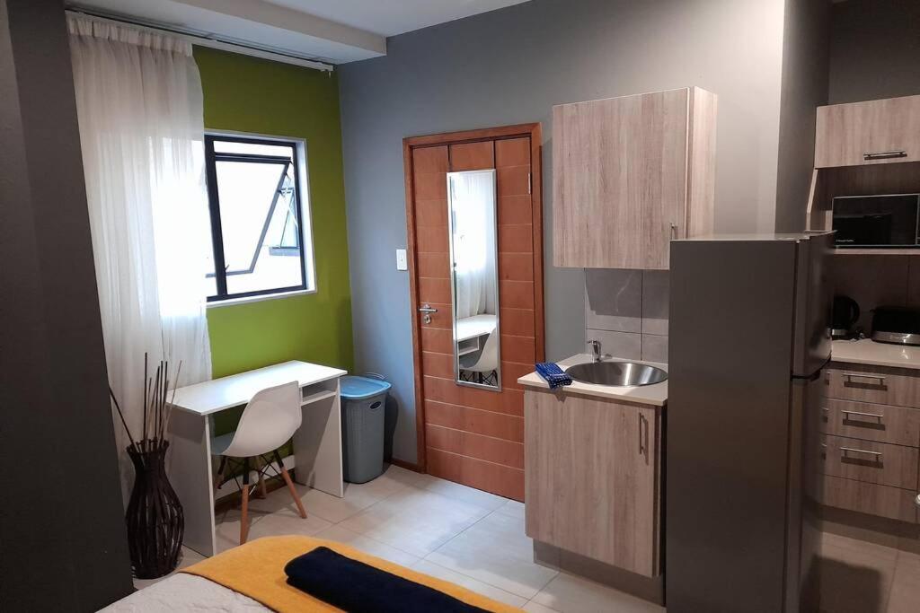 Luxury Studio 5Min Walk To Gandhi Square + Wifi Joanesburgo Exterior foto